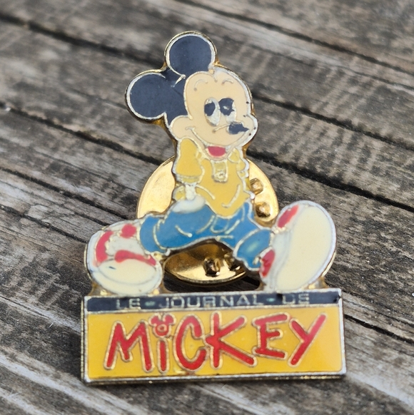 Mickey Mouse Enamel Pin - Picture 3 of 16
